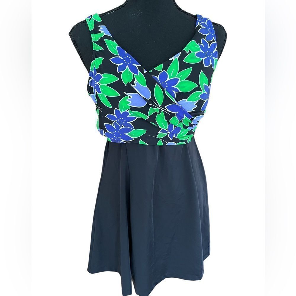 IT FIGURES SLENDER THIGH
Black w/Print Swim Dress Slimming Swimsuit size 14